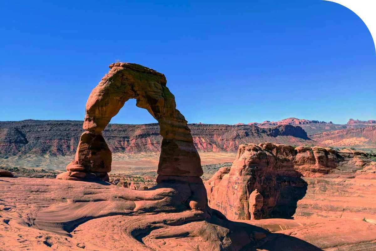 Delicate Arch as seen on a licence plate of Utah and a red travel destination